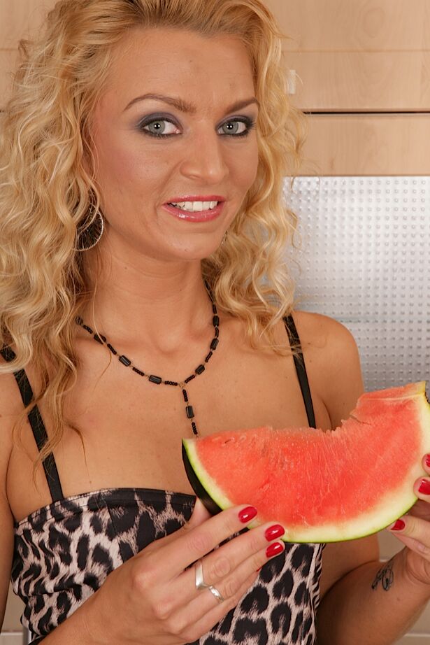 16P Loira gata Sophia Magic mostra sua buceta milf na cozinha