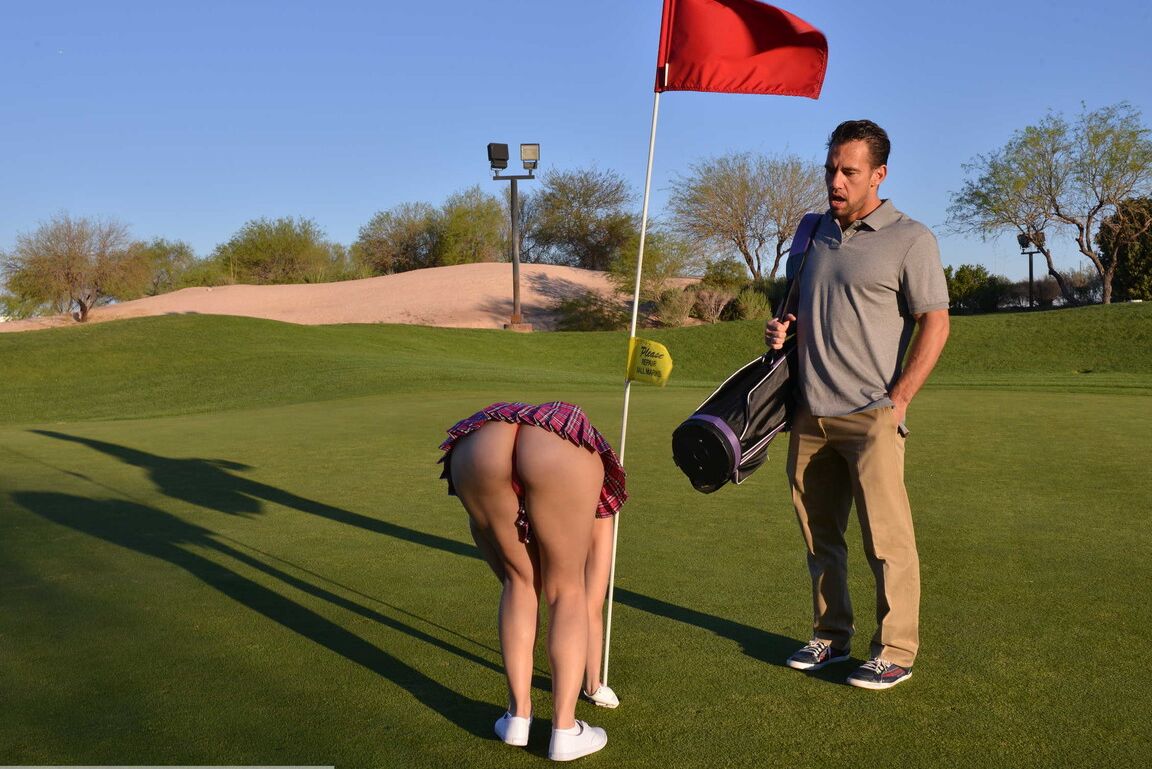 A instrutora de golfe 20P Valentina Nappi tem sua bunda sexy fodida por seu caddie pendurado