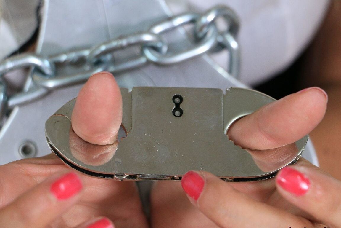 16P Geschäftsfrau mit einer Geige gefesselt