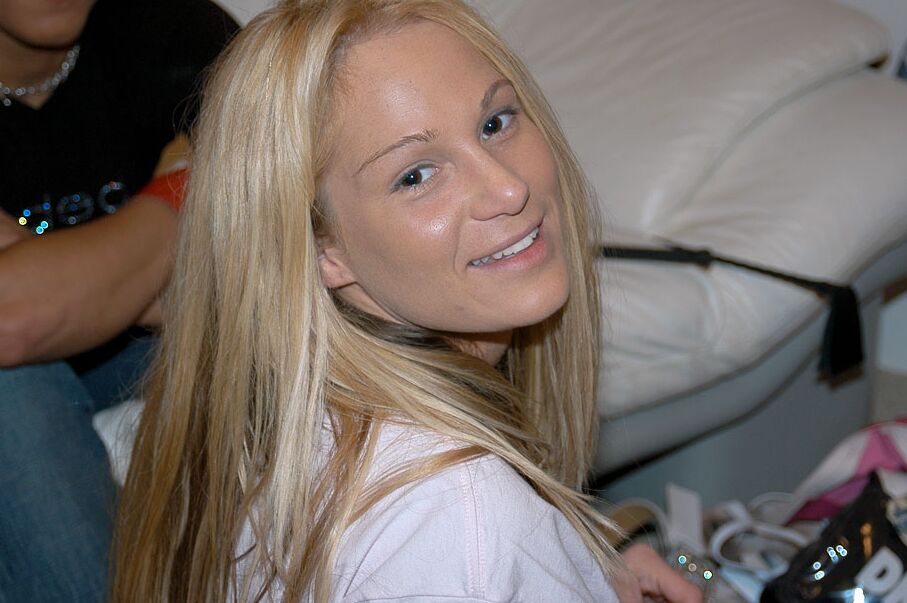 17P La blonde aux gros seins Tyler Faith et la MILF Kelly Madison se déshabillent ensemble
