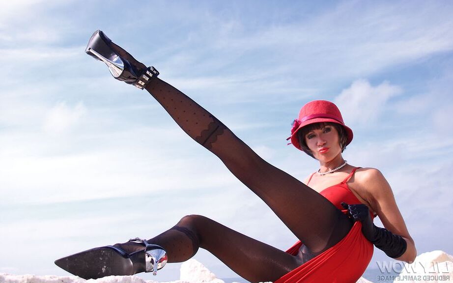 12P Leggy MILF em meia-calça preta sexy ao ar livre