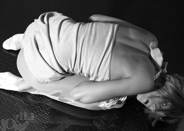 12P Chica caliente está unida en pantimedias rotas