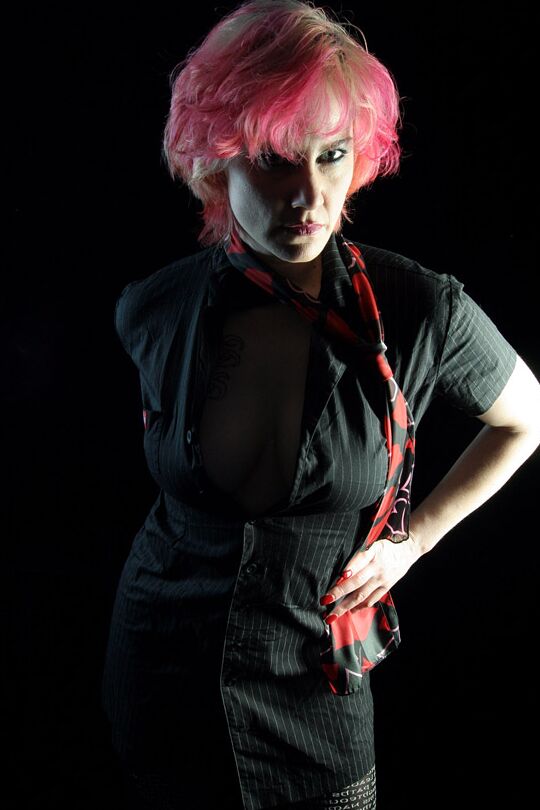 15P Vestido preto curto apertado punk de cabelo rosa peituda