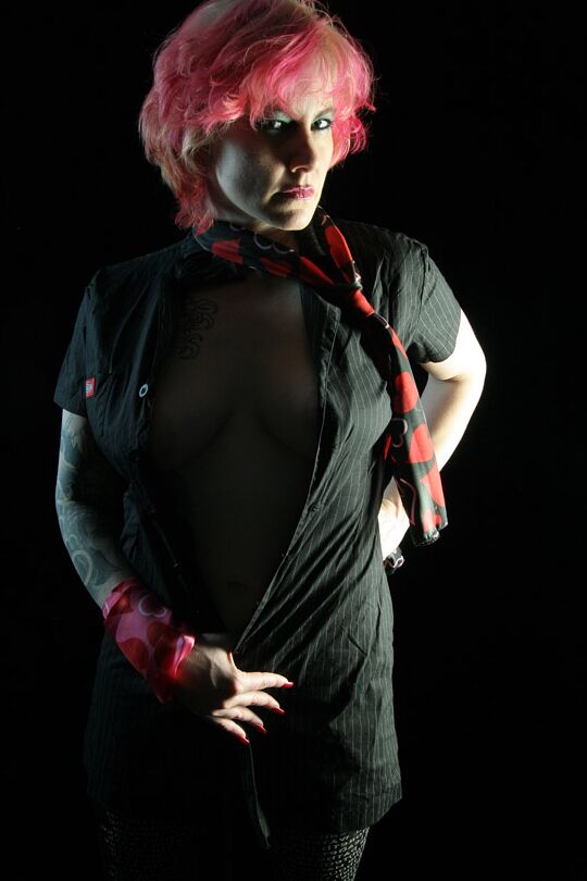 15P Vestido preto curto apertado punk de cabelo rosa peituda