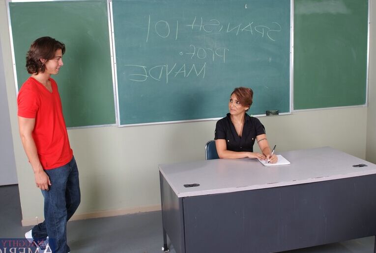 La profesora MILF 21P Roxanne Hall montando la gran polla de un colegial en clase
