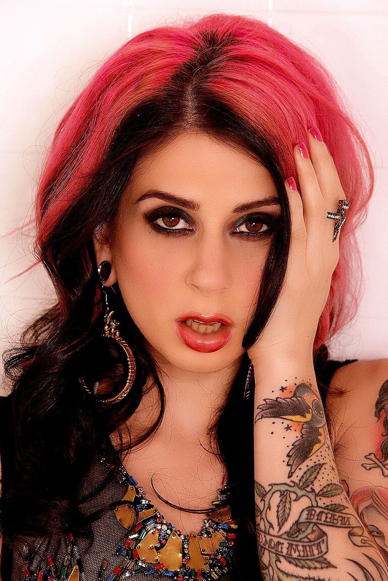 21P A gata com tinta Joanna Angel tira a roupa e toca sua boceta quente em ação solo