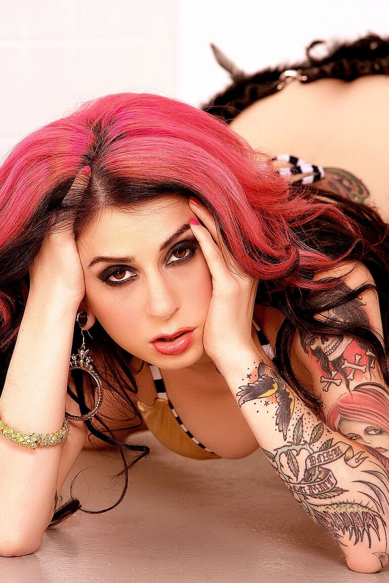 21P A gata com tinta Joanna Angel tira a roupa e toca sua boceta quente em ação solo