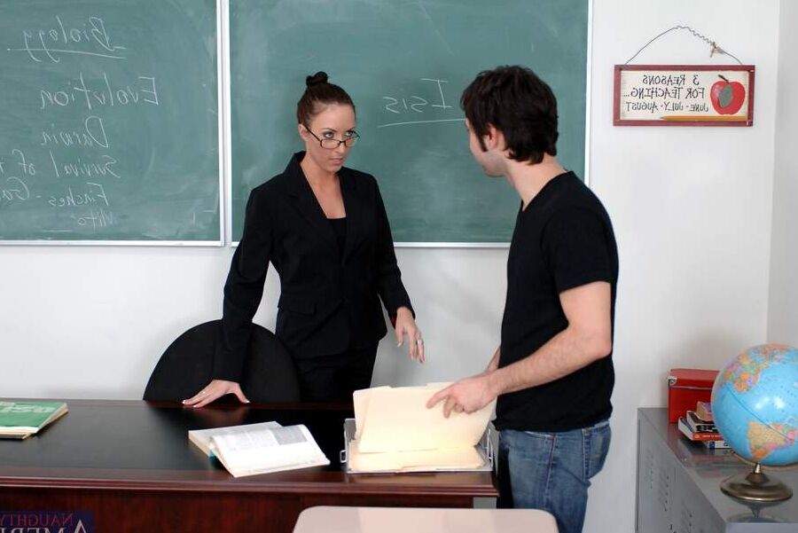 17P Professora excitada Katrina Isis chupa o pau grande do aluno