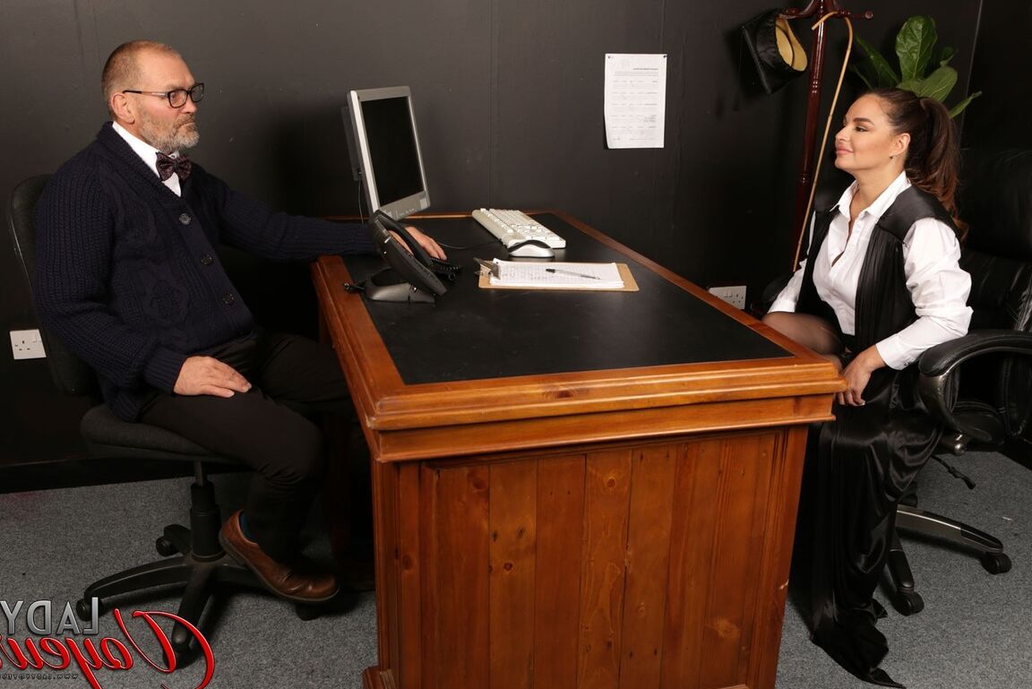 21P Office MILF Becky B dá uma upskirt enquanto observa seu chefe excêntrico se masturbando