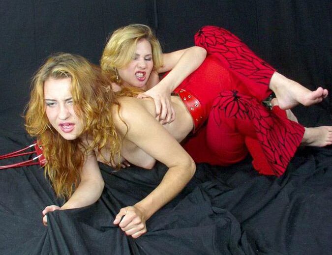 15P Wrestling Fetish Maidens sur le dos