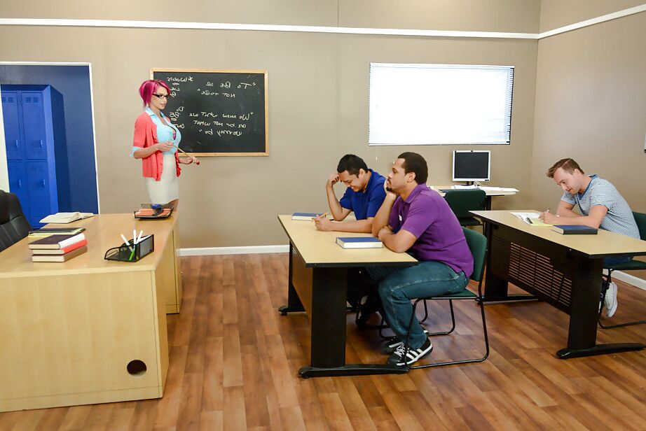 16P Anna Bell Peaks, superbe enseignante MILF, secoue l'énorme bite d'un élève en classe