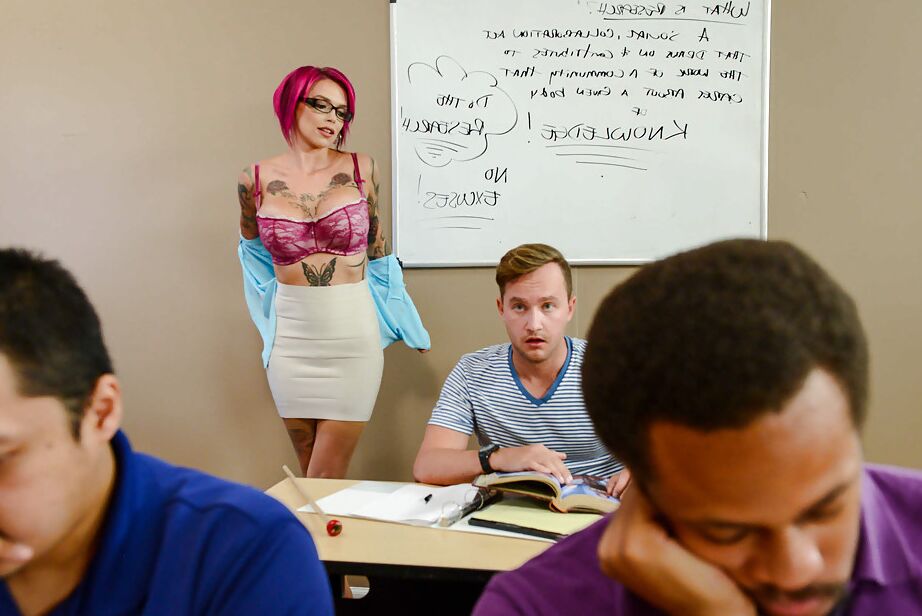 16P Anna Bell Peaks, superbe enseignante MILF, secoue l'énorme bite d'un élève en classe