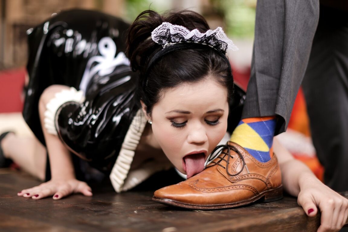 15P A empregada latina Yhivi lambe os sapatos de seu empregador antes de foder sua fenda apertada