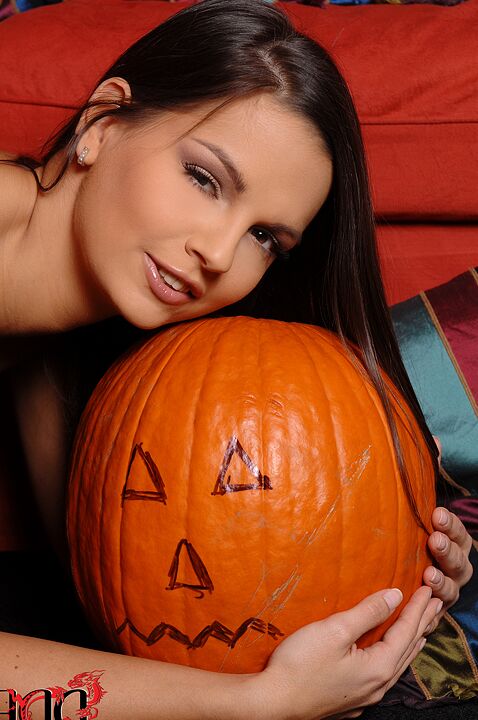 14P La europea Eve Angel revela sus grandes tetas de estrella porno y su sexy culo de MILF