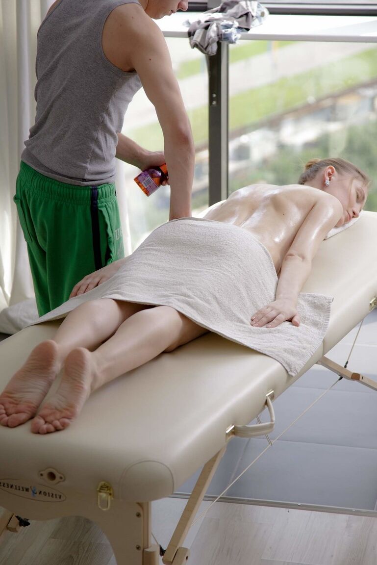 21P Mia, une adolescente maigre, reçoit un massage apaisant et une baise torride de sa masseuse