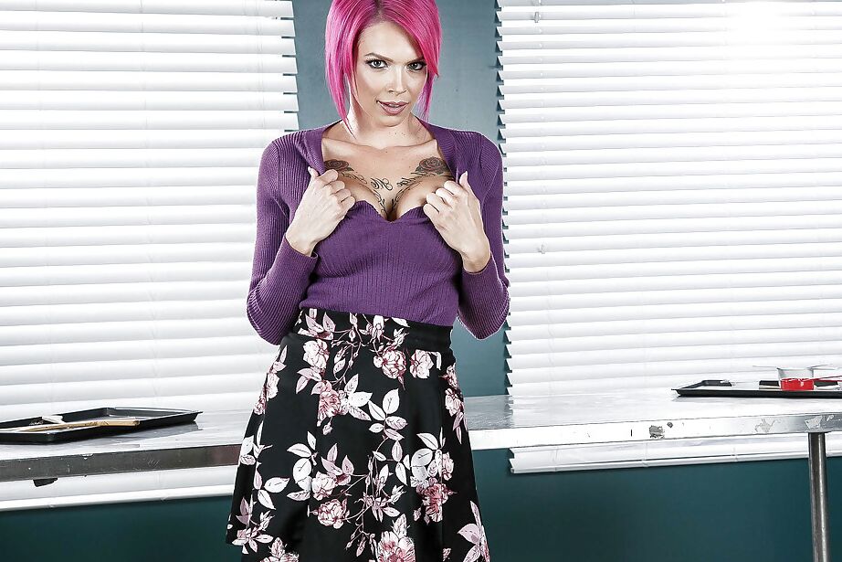 16P MILF-Pornostar Anna Bell Peaks entblößt riesige runde Brüste in der Küche