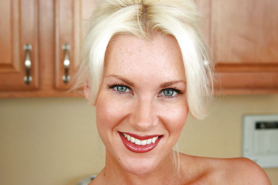 16P Une séance de déshabillage révèle Brandi Edwards, une enseignante blonde et MILF.