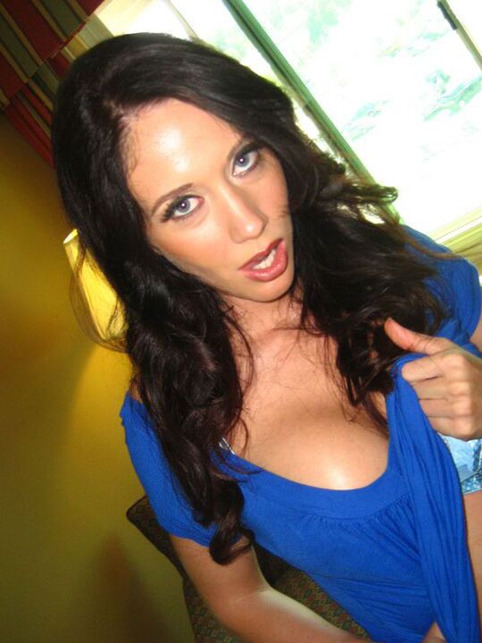 16P La novia MILF amateur Kimberly Kole se quita toda la lencería