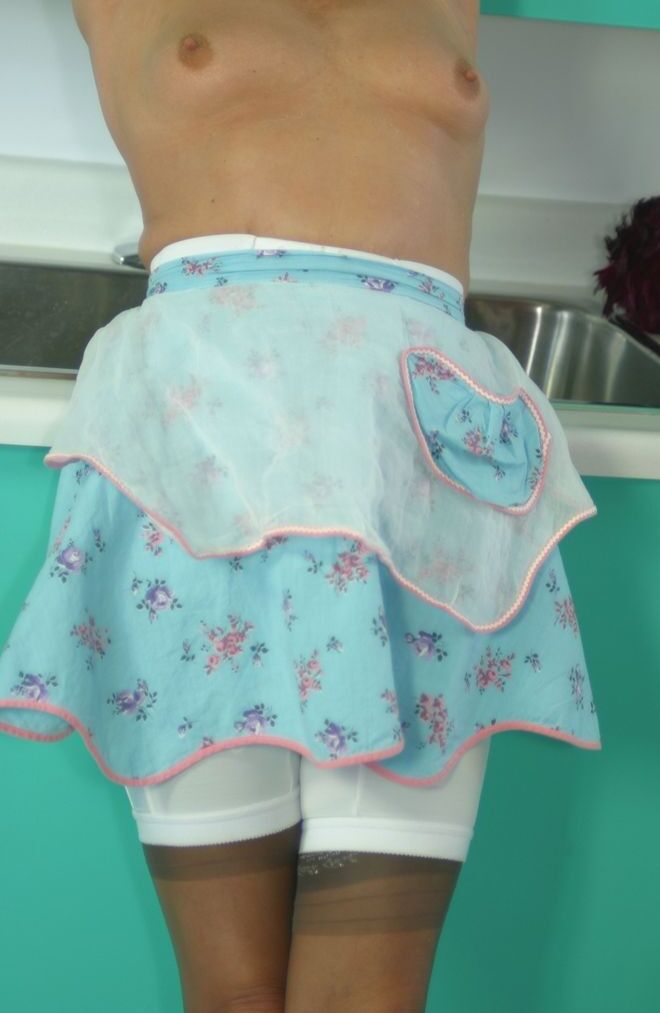 12P 成熟した赤毛のメイド、ミス・アビゲイルがガードル姿で仕事中におっぱいを露出