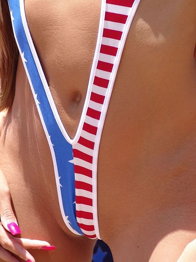 21P La douce amatrice Lori Anderson enlève son bikini et exhibe son joli manchon.