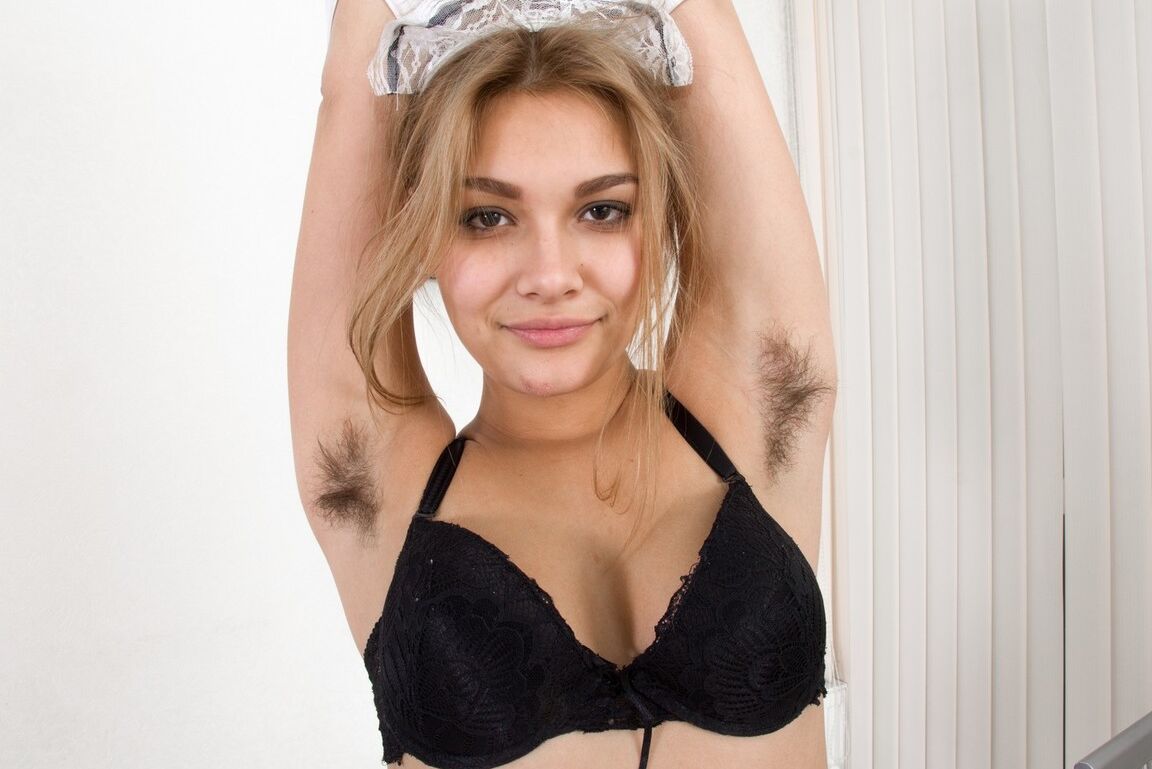 16P La sirvienta sexy Baby Lizza expone sus axilas peludas y su castor mientras trabaja