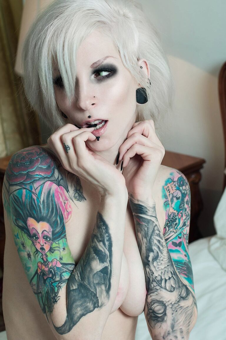 15P Chica delgada con mangas tatuadas Razor Candi posa desnuda con calcetines hasta la rodilla a rayas