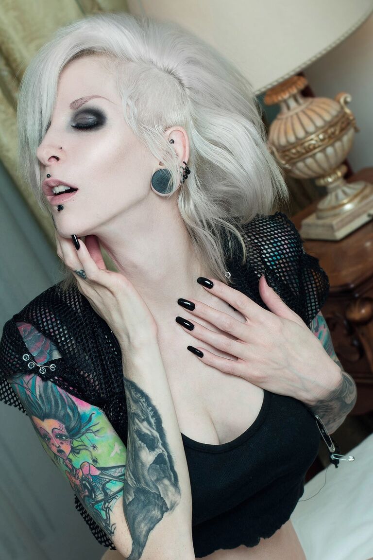 15P Chica delgada con mangas tatuadas Razor Candi posa desnuda con calcetines hasta la rodilla a rayas