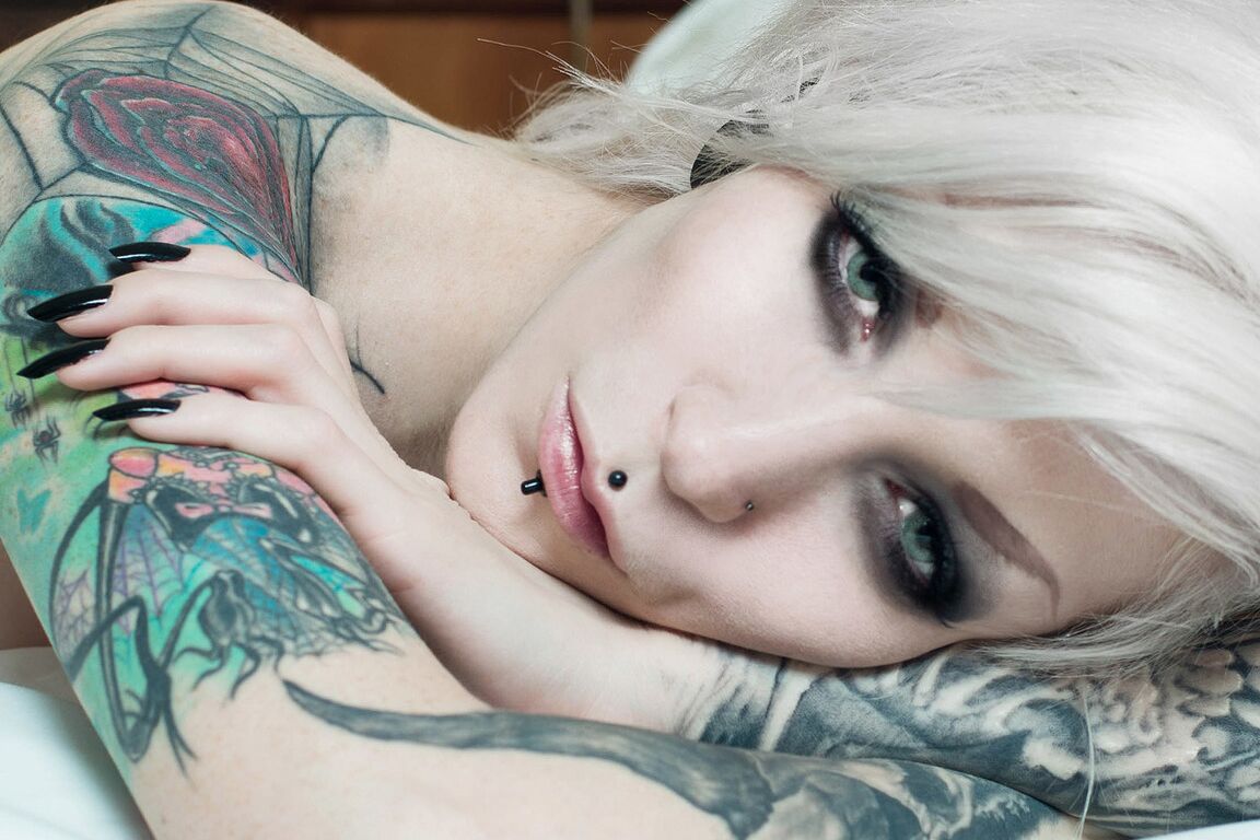 15P Chica delgada con mangas tatuadas Razor Candi posa desnuda con calcetines hasta la rodilla a rayas