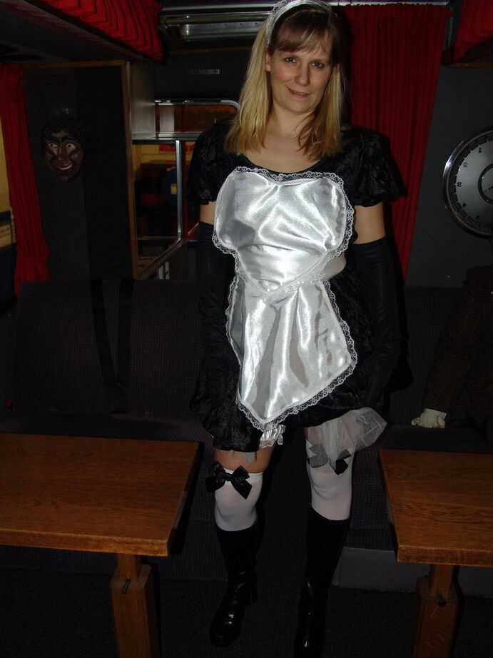 20P La sirvienta rubia Sweet Susi se quita el uniforme dentro de una autocaravana