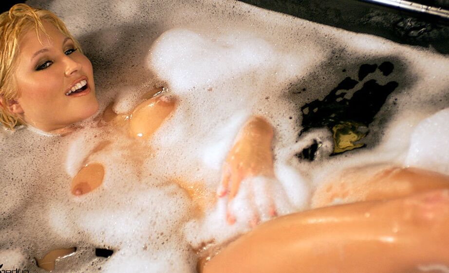 17P La rubia sucia Carrie Minter se toca las golosinas durante el baño de burbujas