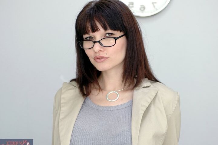16P MILF profesora con gafas Carrie Ann desnudando sus grandes tetas y metiéndose los dedos