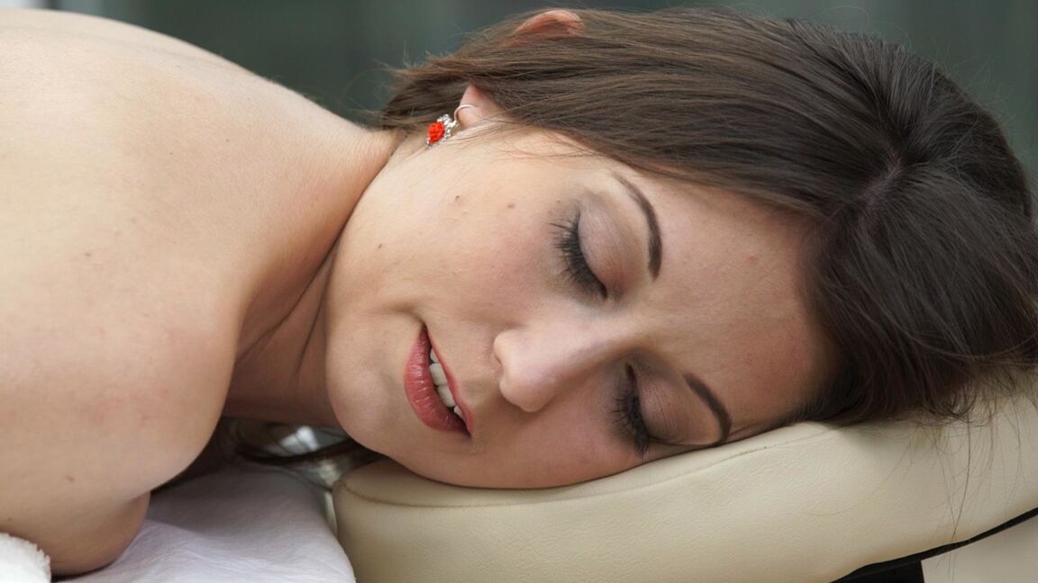 17P La chaude brune Meggie Marika se fait masser les seins huilés avec en prime un tour de bite dure