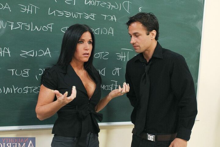 21P A professora gostosa Kendra Secrets tira a roupa, chupa o botão gordo e é fodida na escola