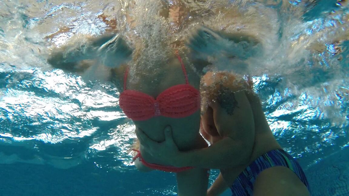 17P Apalpar piscina subaquática quente leva a um boquete na espreguiçadeira