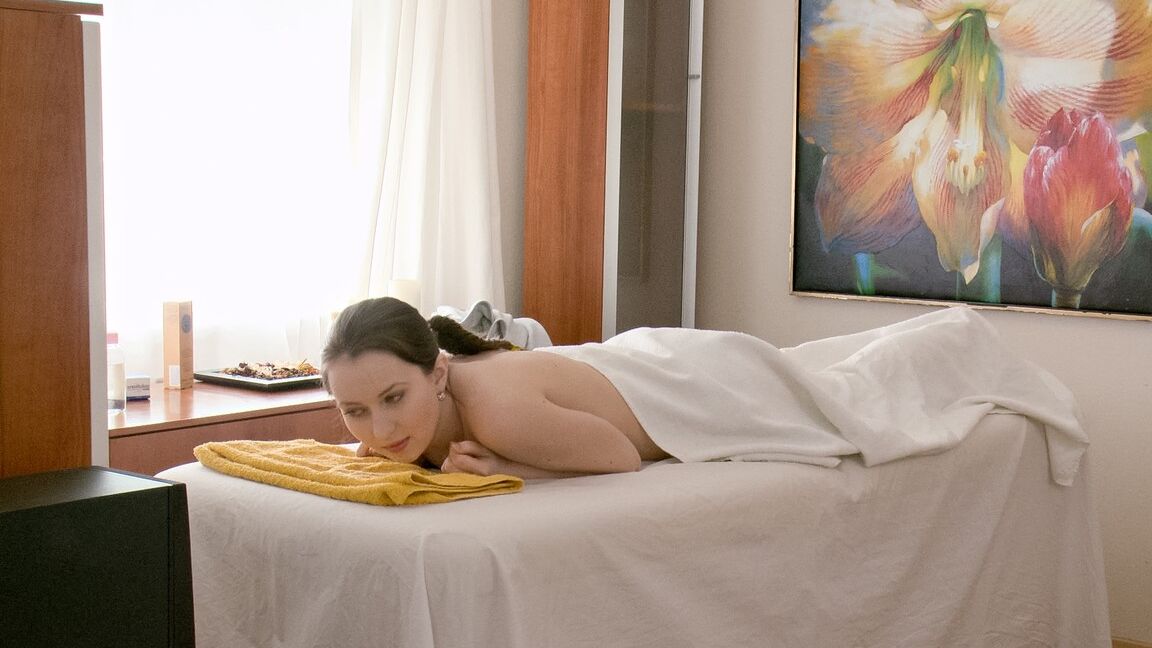 18P europäische Brünette mit haariger Muschi Bretta wird von ihrem Masseur bespielt
