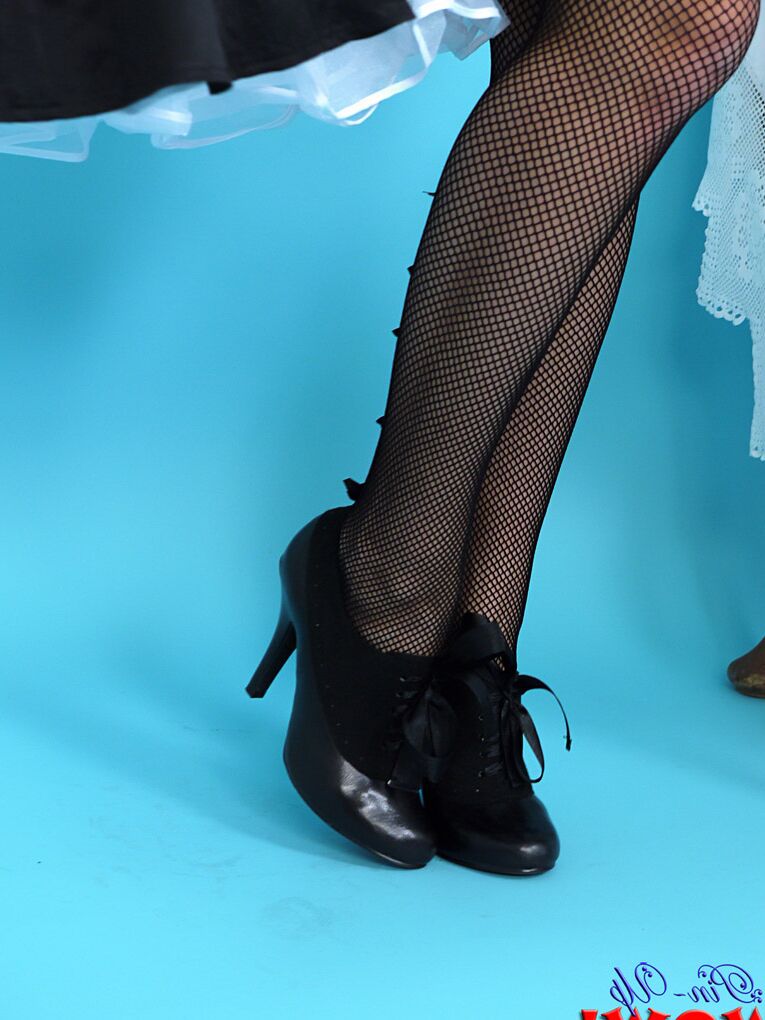 Das 17-jährige britische Pinup-Model Kelli Smith entkleidet sich in sexy Strümpfe und Strapse