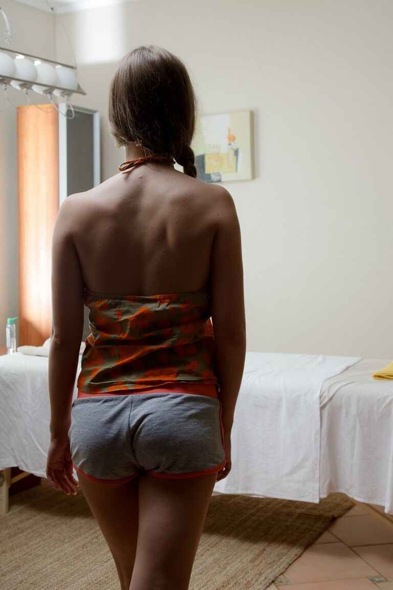 21P La jeune amateur Heddie baise son masseur après avoir reçu un massage huileux
