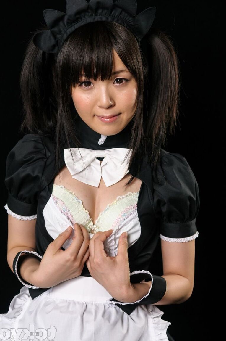 16P Sirvienta japonesa escupe semen después de atragantarse con una polla durante el sexo oral