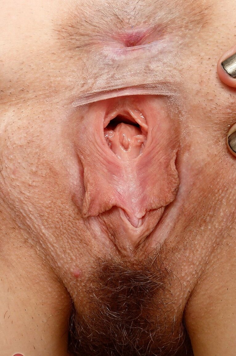 21P Madura pelirroja Ingrid Mouth abriendo su culo y su coño peludo en un acto en solitario