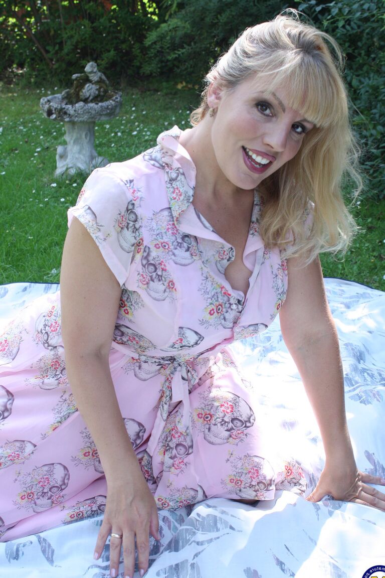 21P Madura tetona amateur danielle se quita el vestido rosa y se abre al aire libre