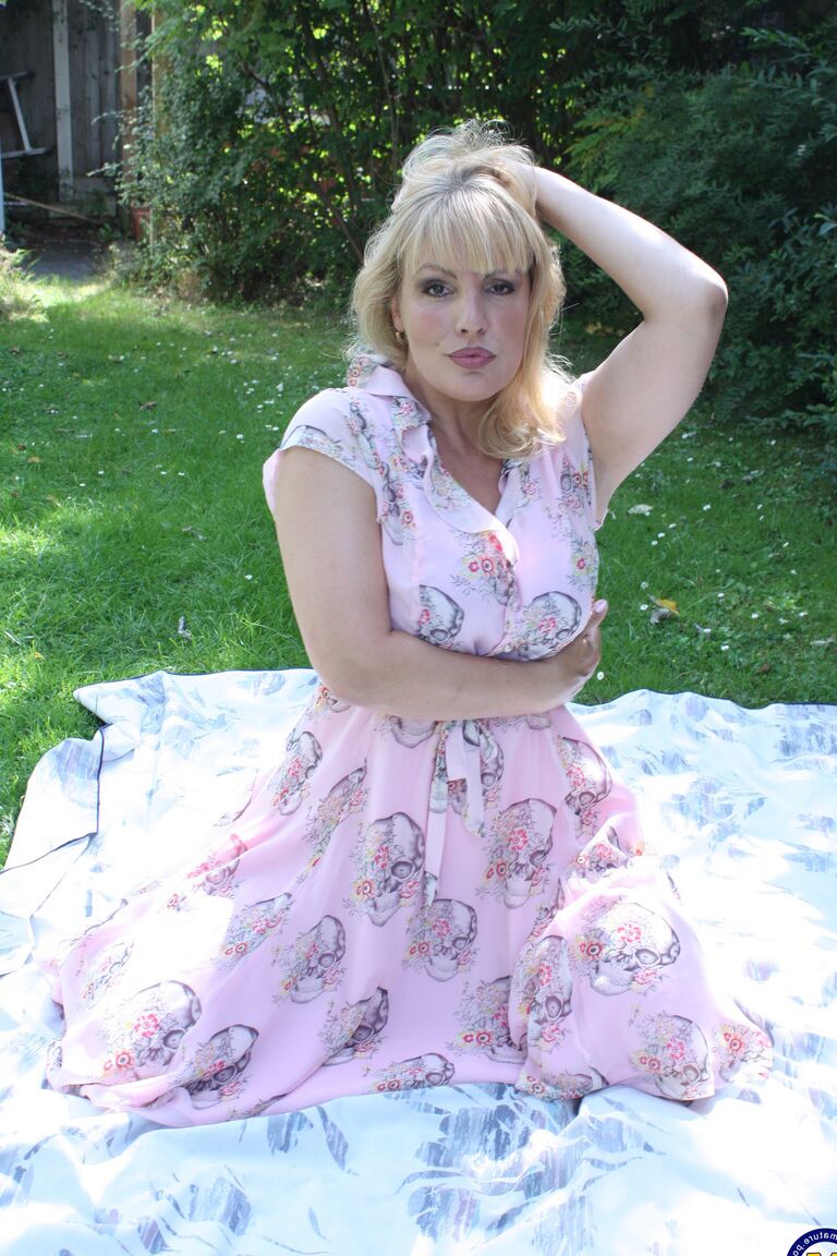 21P Madura tetona amateur danielle se quita el vestido rosa y se abre al aire libre