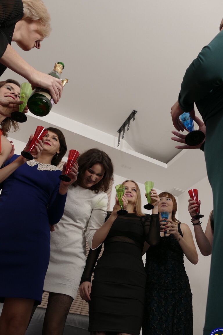 21P Nove mulheres europeias com tesão compartilhando um grande pau em uma festa de sexo frenética