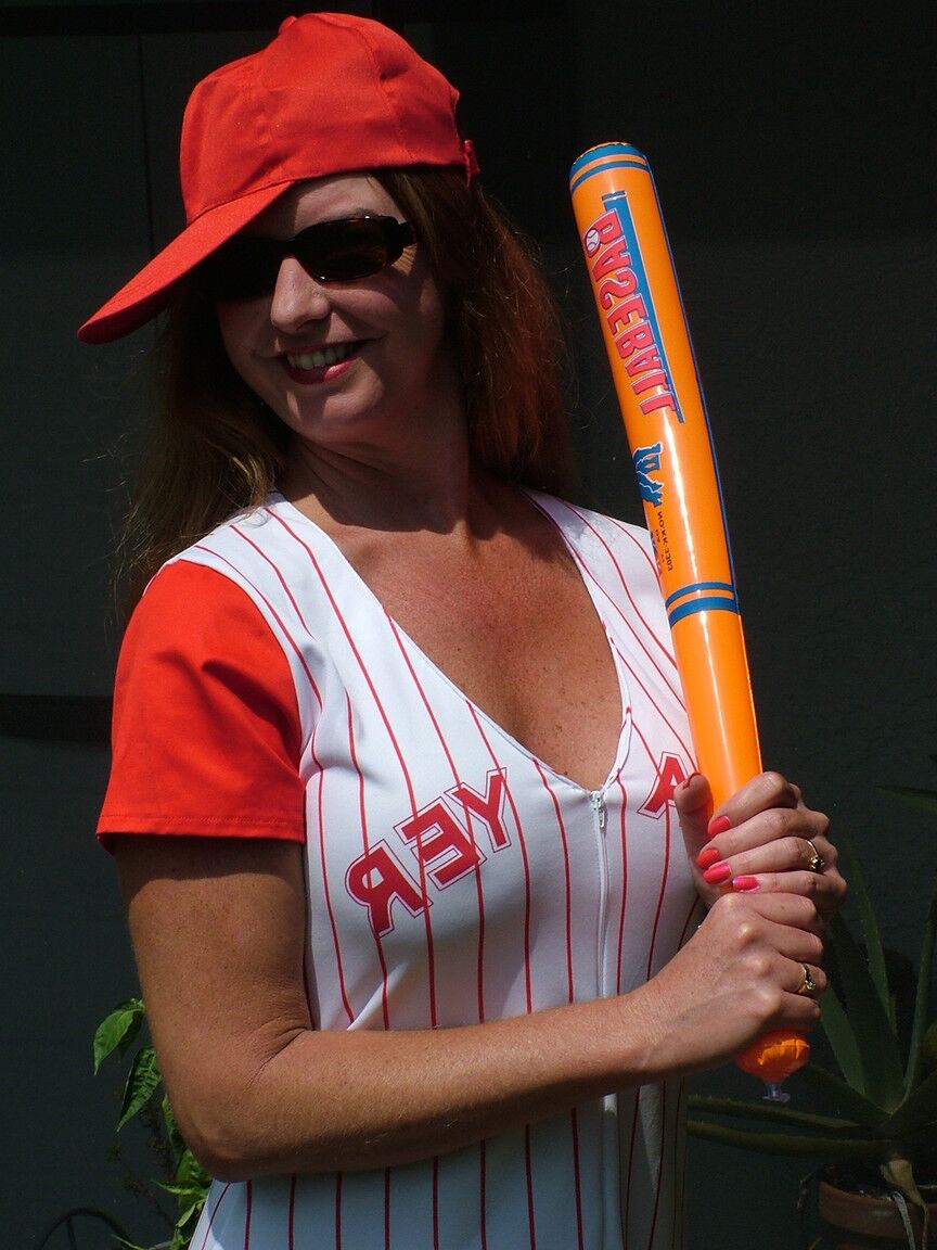 21P Geile MILF-Baseballerin entblößt ihre festen Fakes und ihren süßen Muff und posiert im Freien