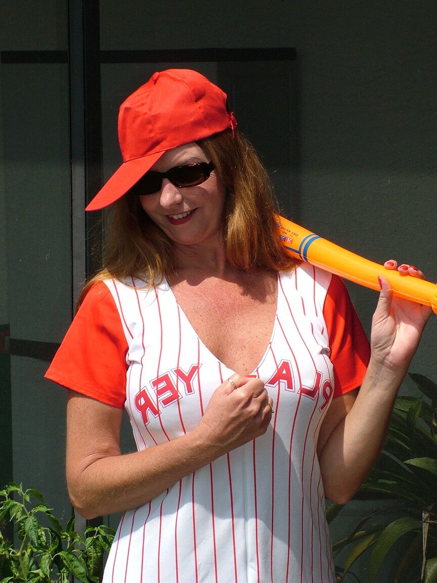 21P Geile MILF-Baseballerin entblößt ihre festen Fakes und ihren süßen Muff und posiert im Freien