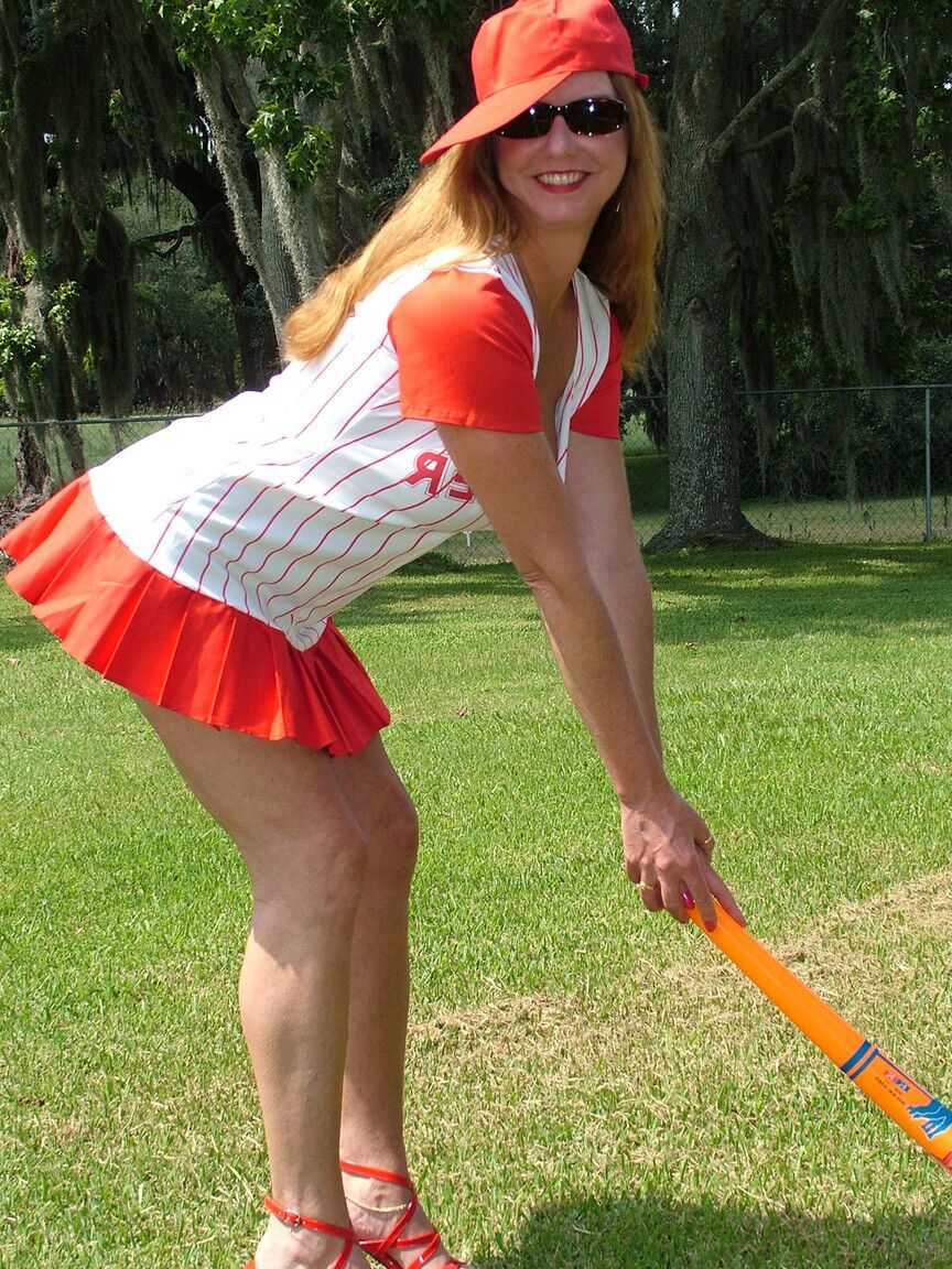 21P Geile MILF-Baseballerin entblößt ihre festen Fakes und ihren süßen Muff und posiert im Freien