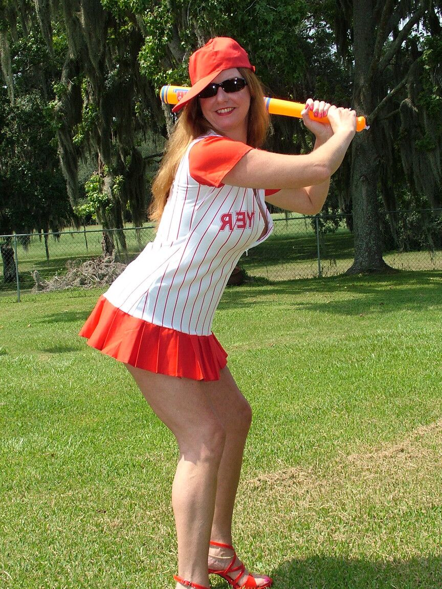 21P Geile MILF-Baseballerin entblößt ihre festen Fakes und ihren süßen Muff und posiert im Freien