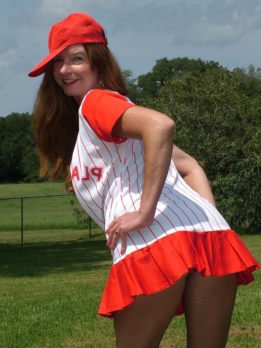 21P Geile MILF-Baseballerin entblößt ihre festen Fakes und ihren süßen Muff und posiert im Freien