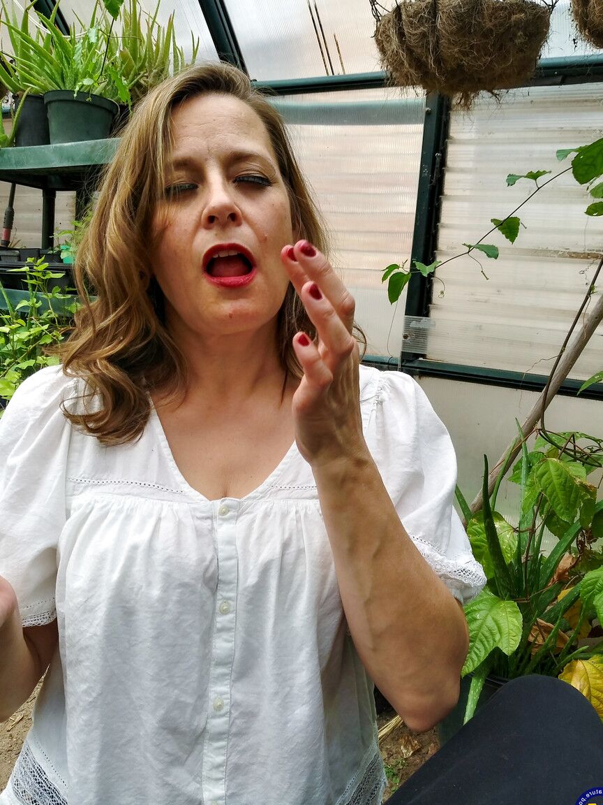21P Slutty MILF Indigo enthüllt ihre großen schlaffen Titten und spielt mit ihrer reifen Muschi