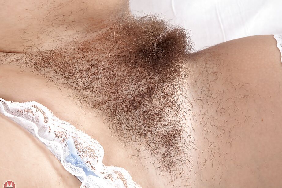 16P Modelo solo mais velha Lacey exibindo vagina peluda em meias brancas