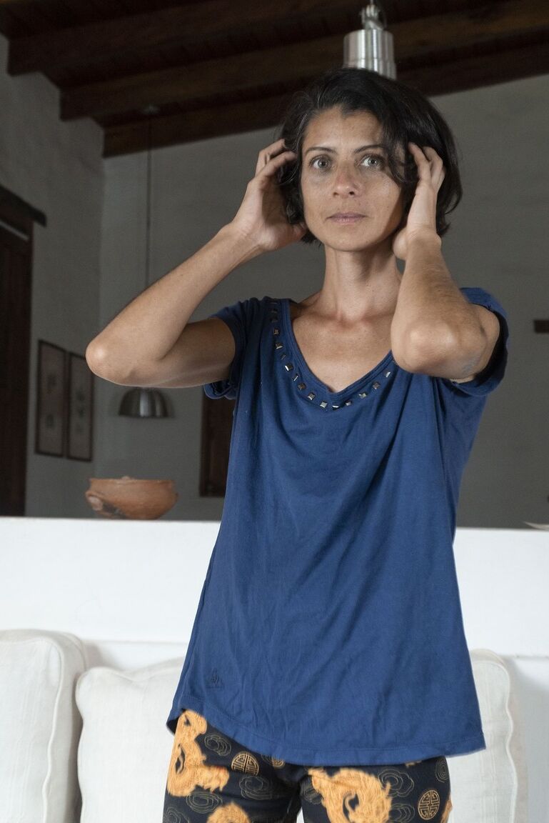 16P Mulher madura magrinha Bruna exibe seu corpo peludo nua